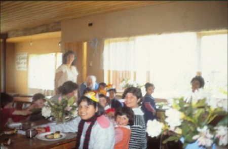 NIÑOS TOMANDO UN DESAYUNO DOMINICAL EN ÁGAPE-FILADELFIA