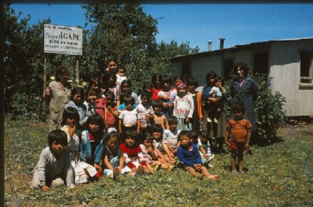 NIÑOS QUE VIENEN A COMER SU PLATO DE COMIDA DIARIA